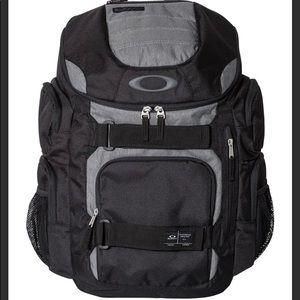 NWT Oakley Enduro 30L backpack